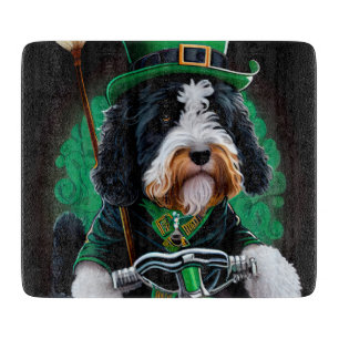 Planche À Découper Bernedoodle chien conduisant un vélo jour de la Sa