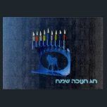 Planche À Découper Bleu brillant Chanukkah Menorah<br><div class="desc">Une menorah moderne,  métallique,  bleue de Chanukkah,  avec un lion en silhouette,  contre un arrière - plan sombre et nocturne. Les neuf bougies sont allumées. Le texte hébreu "Chag Chanukkah Sameach" (Hanoukka heureuse) apparaît également en bleu et blanc éclatant.</div>