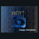 Planche À Découper Bleu brillant Chanukkah Menorah<br><div class="desc">Une menorah moderne,  métallique,  bleue de Chanukkah,  avec un lion en silhouette,  contre un arrière - plan sombre et nocturne. Les neuf bougies sont allumées. Le texte "Happy Hanoukka" apparaît également en bleu et blanc brillant.</div>