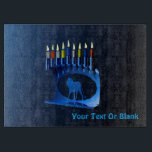 Planche À Découper Bleu brillant Chanukkah Menorah<br><div class="desc">Une menorah moderne,  métallique,  bleue de Chanukkah,  avec un lion en silhouette,  contre un arrière - plan sombre et nocturne. Les neuf bougies sont allumées. Ajoutez votre propre texte.</div>