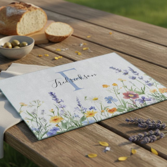 Planche À Découper Cabane de fleurs sauvages Botanique Floral Monogra (Monogram wildflower botanical design — a beautiful housewarming gift idea for a nature-inspired home)