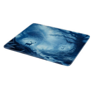 Planche À Découper Cerfs dans la forêt sombre de la brume bleue en ve
