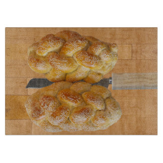Planche À Découper Challah Sur Le Bureau De Coupe Avec Couteau