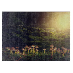 Planche À Découper Champignons sauvages mûrs dans la forêt