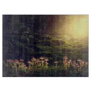Planche À Découper Champignons sauvages mûrs dans la forêt
