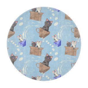 Planche À Découper Chats en boîte et gouttes de lait sur bleu