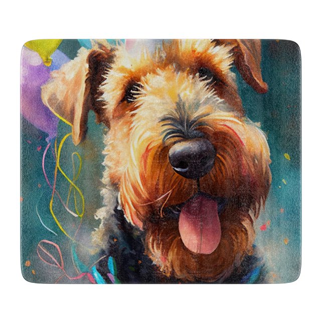 Planche À Découper Chien Airedale avec chapeau d'anniversaire et ball (Devant)