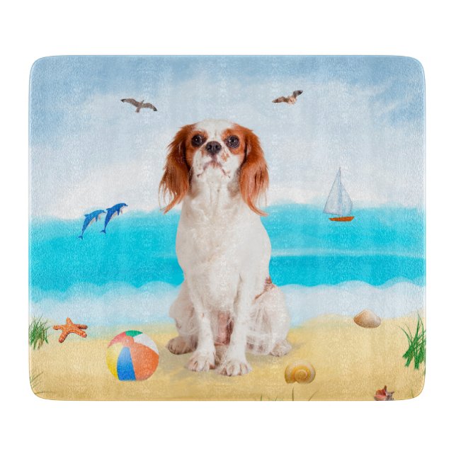 Planche À Découper Chien Cavalier King sur la plage (Devant)