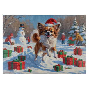 Planche À Découper Chien Papillon courant dans la neige avec un chape