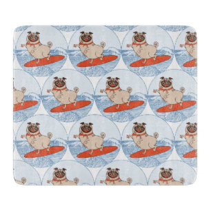 Planche À Découper Chien pug heureux chevauchant une vague sur une pl