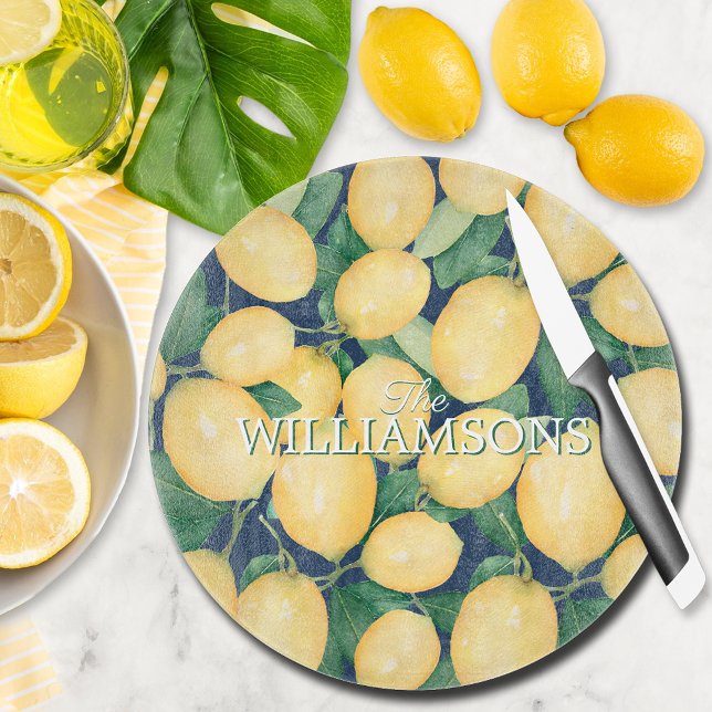 Planche À Découper Citrons personnalisés Vert bleu marine (Personalized Lemons and Greenery on Navy Blue Round Glass Cutting Board)
