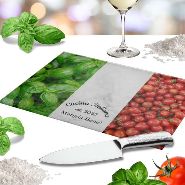 Planche À Découper Drapeau italien de basilic, marbre et tomates (Italian Flag of Basil, White Marble, and Tomatoes Glass Cutting Board with custom wording)
