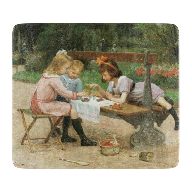 Planche À Découper Enfants ayant le thé de l'après-midi dans le parc (Devant)