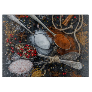 Planche À Découper Épices disposés sur les cuillères