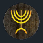 Planche À Découper Flamme de la Menorah<br><div class="desc">Une représentation numérique marron et or de la menorah à sept branches juive (hébreu : מְנוֹרָה). La menorah à sept branches, utilisée dans le sanctuaire portatif établi par Moïse dans le désert et plus tard dans le Temple de Jérusalem, est un symbole du judaïsme depuis l'Antiquité et est l'emblème sur...</div>