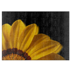Planche À Découper Fleur jaune sur arrière - plan noir
