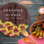 Planche À Découper Fleurs de soleil d'automne rustiques sur Mariage d<br><div class="desc">Ajoutez une touche de charme vintage à votre journée spéciale avec cette planche à découper en verre mariage à thème floral, qui présente une médaille de mini-tournesols à fleurs d'automne très vives, à deux tons, posée sur une clôture patinée. Customisez avec les noms des jeunes mariés et la date du...</div>