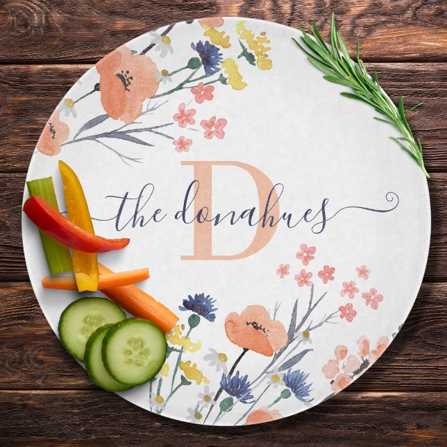 Planche à découper florale à aquarelle monogrammée (This beautiful watercolor floral personalized cutting board would make a great gift! )
