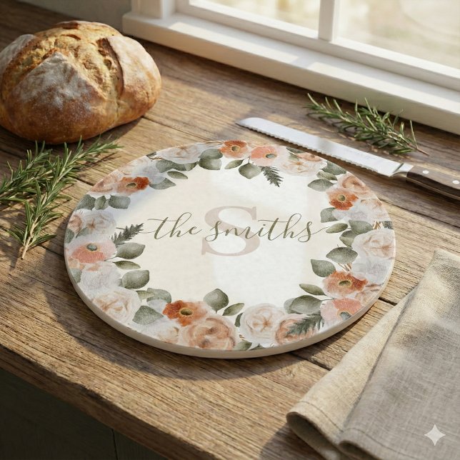 Planche à découper florale monogrammée (This beautiful personalized cutting board would make a great wedding or bridal shower gift! )