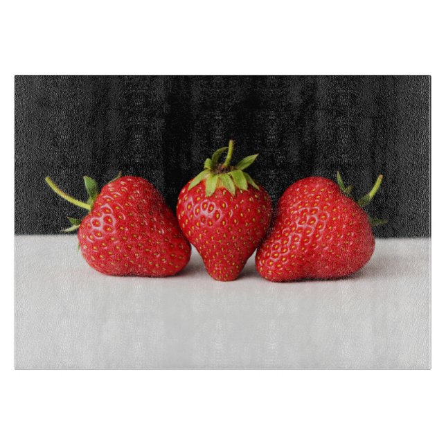 Planche À Découper Fraises sur fond noir sur blanc cba (Devant)