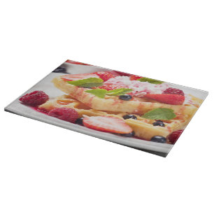 Planche À Découper Gâteau de gaufre avec la baie fraîche