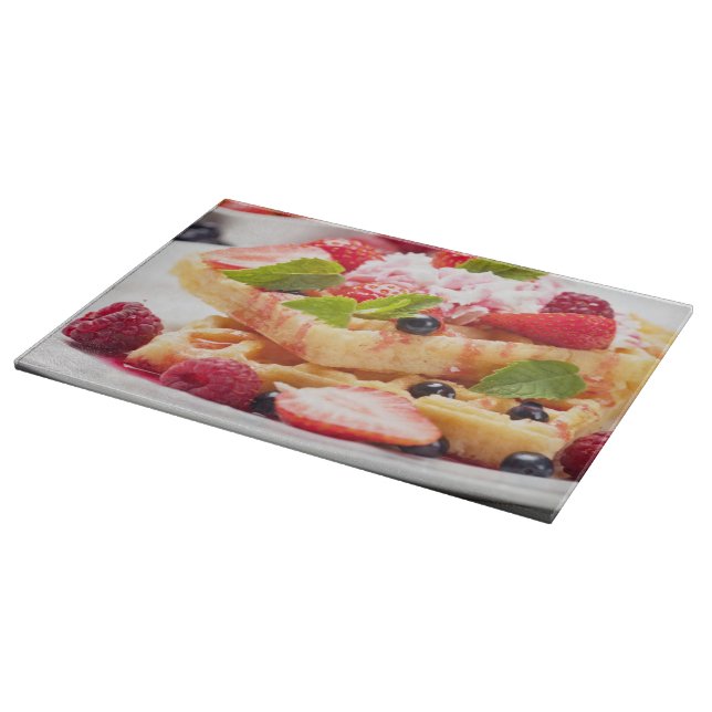 Planche À Découper Gâteau de gaufre avec la baie fraîche (Coin)