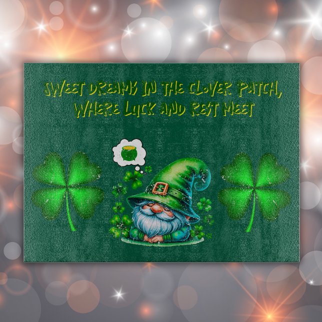 Planche À Découper Gnome mignonne St Patrick Dormir sur le vert chass (Créateur téléchargé)