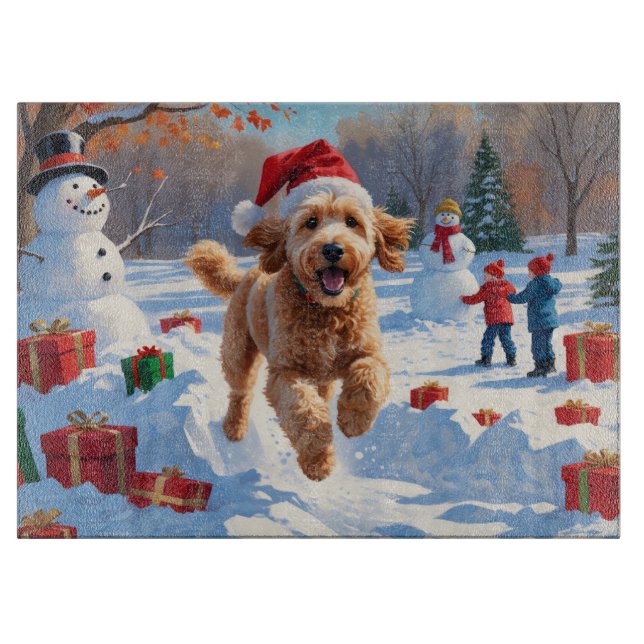 Planche À Découper Goldendoodle courant dans la neige avec un chapeau (Devant)