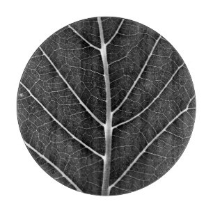 Planche À Découper Gros plan sur une feuille lumineuse en noir et bla