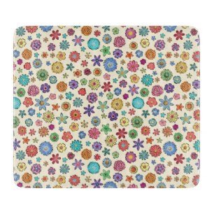 Planche à découper heureuse de fleurs