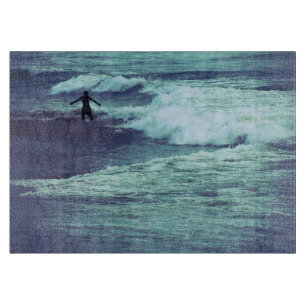 Planche À Découper Homme sur des vagues de mer