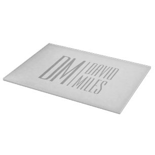 Planche À Découper Initiales et logo de nom gris minimal et moderne é