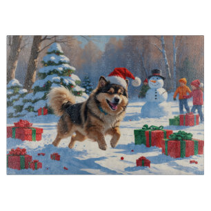 Planche À Découper Lapphund finnois courant dans la neige avec un cha