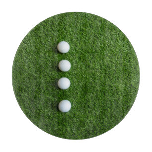 Planche À Découper Les balles de golf sont sur de l'herbe verte