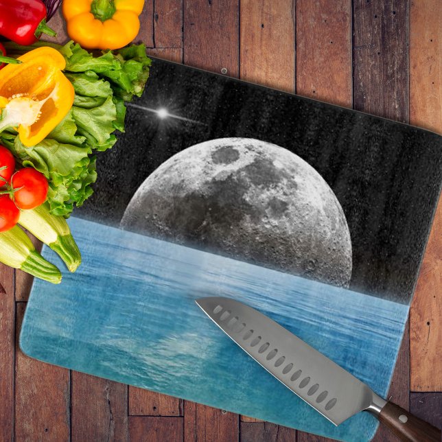 Planche À Découper Lune au-dessus de l'océan (Moon Ocean Cutting Board by Looly Elzayat
)