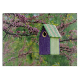 Planche À Découper Maison d'oiseau sur un arbre Redbud