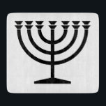 Planche À Découper Menorah juive (symbole du judaïsme)<br><div class="desc">Ce dessin illustre une menorah, utilisée par les Juifs pour célébrer les huit jours fériés d'Hanoukka. La menorah est un chandelier à neuf branches qui est allumé pendant Hanoukka. Huit des neuf branches ont des lumières (bougies ou lampes à huile) qui symbolisent les huit nuits du jour férié ; chaque...</div>