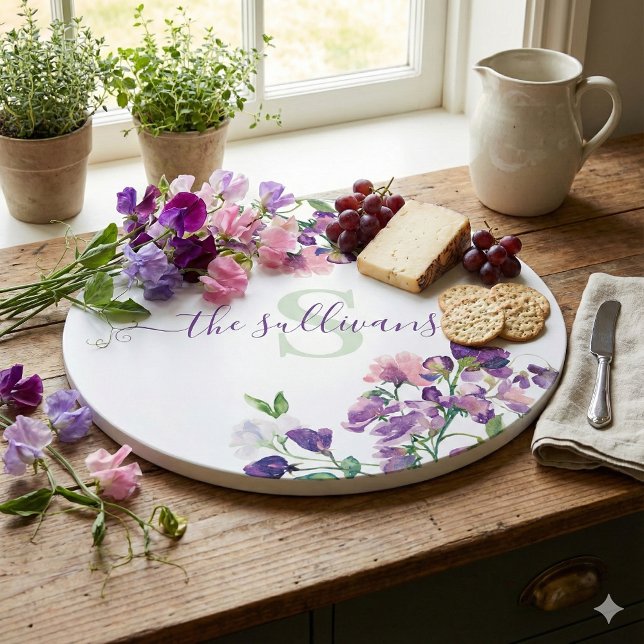 Planche à découper monogrammée à motif de pois de  (This beautiful watercolor sweet pea personalized cutting board would make a great gift! )