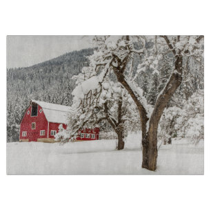 Planche À Découper Neige fraîche sur la grange rouge