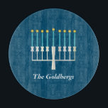 Planche À Découper Nom de famille personnalisé Blue Hanoukka Menorah<br><div class="desc">Célébrez Hanoukka avec une touche moderne en utilisant ce design bleu profond avec une menorah stylisée avec flammes dorées. Le nom de famille se trouve en contrebas dans une police serif raffinée, ajoutant une touche personnelle et festive. Parfait pour l'hébergement de vacances, ce design est idéal pour les familles qui...</div>