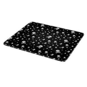 Planche À Découper Petits crânes de pirates blancs sur fond noir