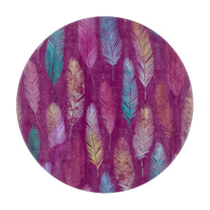 Planche À Découper Plumes colorées : motif arrière - plan violet.