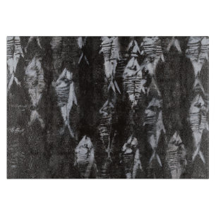 Planche À Découper Poissons blancs fossiles sur l'arrière - plan noir