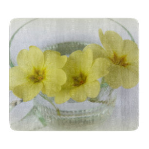 Planche À Découper primrose dans une tasse de café