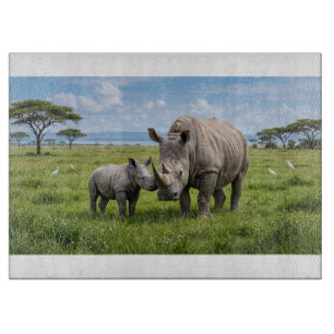 Planche À Découper Rhinocéros adultes et bébés dans une prairie verte
