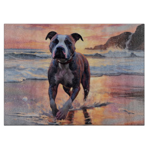 Planche À Découper Sandy chien Staffordshire américain sur la plage a