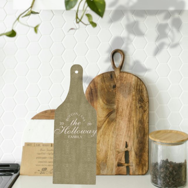 Planche À Découper Script Élégant Personnalisé Nom de famille Auberge (A great hostess is always in need of a new cutting board! Why not customize it? )
