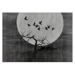 Planche À Découper Spooky Ravens Flying Against the Full Moon