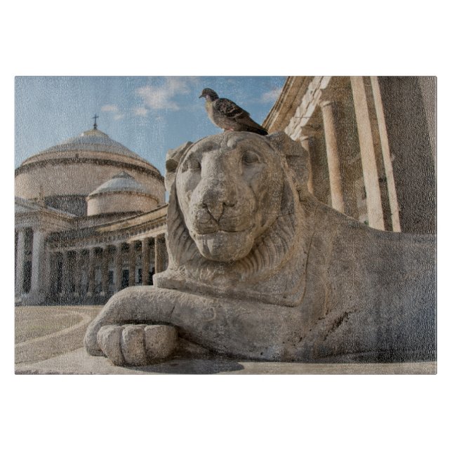 Planche À Découper Statue de lion devant une église historique (Devant)