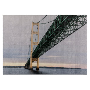 Planche À Découper Une vue du pont Mackinac depuis le lac Michigan 2